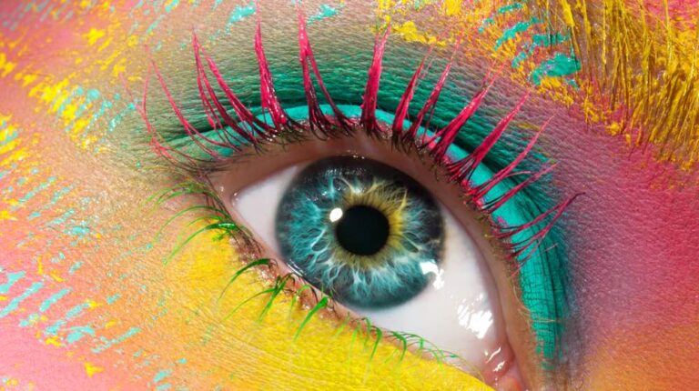 Colorful Makeup Woman | Best Colored Mascara That Are Easy To Pull Off | color mascara | Featured