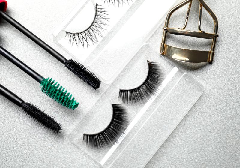 composition curler false eyelashes on light | how to apply false eyelashes for the first time