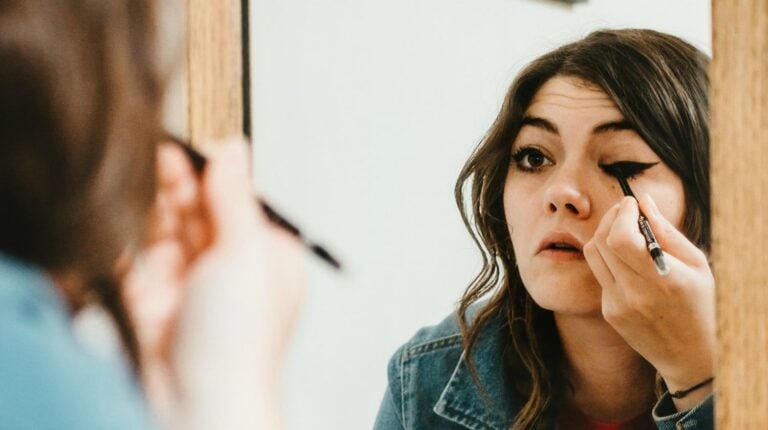 Makeup Tutorials | How to Apply Liquid Eyeliner in Seconds