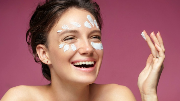 Try these 9 Ways to Minimize Large Pores to minimize and reduce those unsightly, large pores and have a gentle, smooth complexion by Makeup Tutorials at //makeuptutorials.com/9-ways-minimize-large-pores/