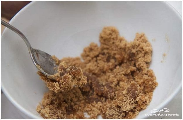 Say goodbye to chapped lips and say hello to beautiful, kissable lips with this How to Make Your Own Lip Scrub by Makeup Tutorials at https://makeuptutorials.com/ make-lip-scrub/