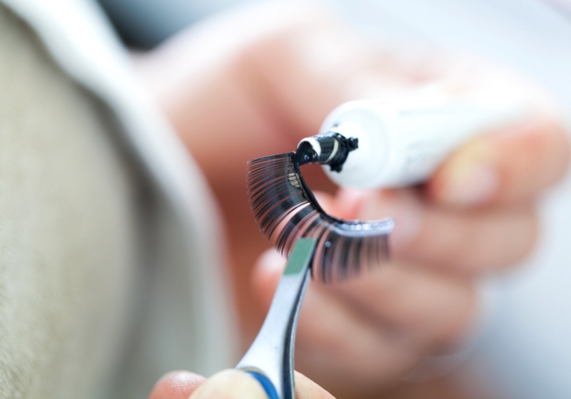 make artist applying false eyelashes model | how to apply eyelashes for beginners